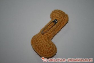 Пришиваем с одной стороны булавку Пришиваем с одной стороны булавку