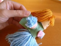 Процесс создания одежды для куклы из ниток