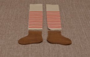 Вырезаем детали ног санты